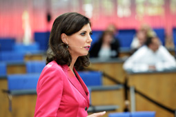 Annette Eimermache trainiert CEOs und Führungskräfte – Krisen-Kommunikation Annette Eimermacher: Krisen-Kommunikation